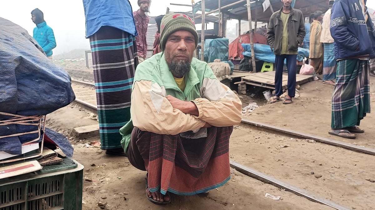 কাজের সন্ধানে রেললাইনের ওপর বসে আছেন মধ্যবয়সী মো. বাবুল মিয়া। গত বৃহস্পতিবার ভোরে তোলা