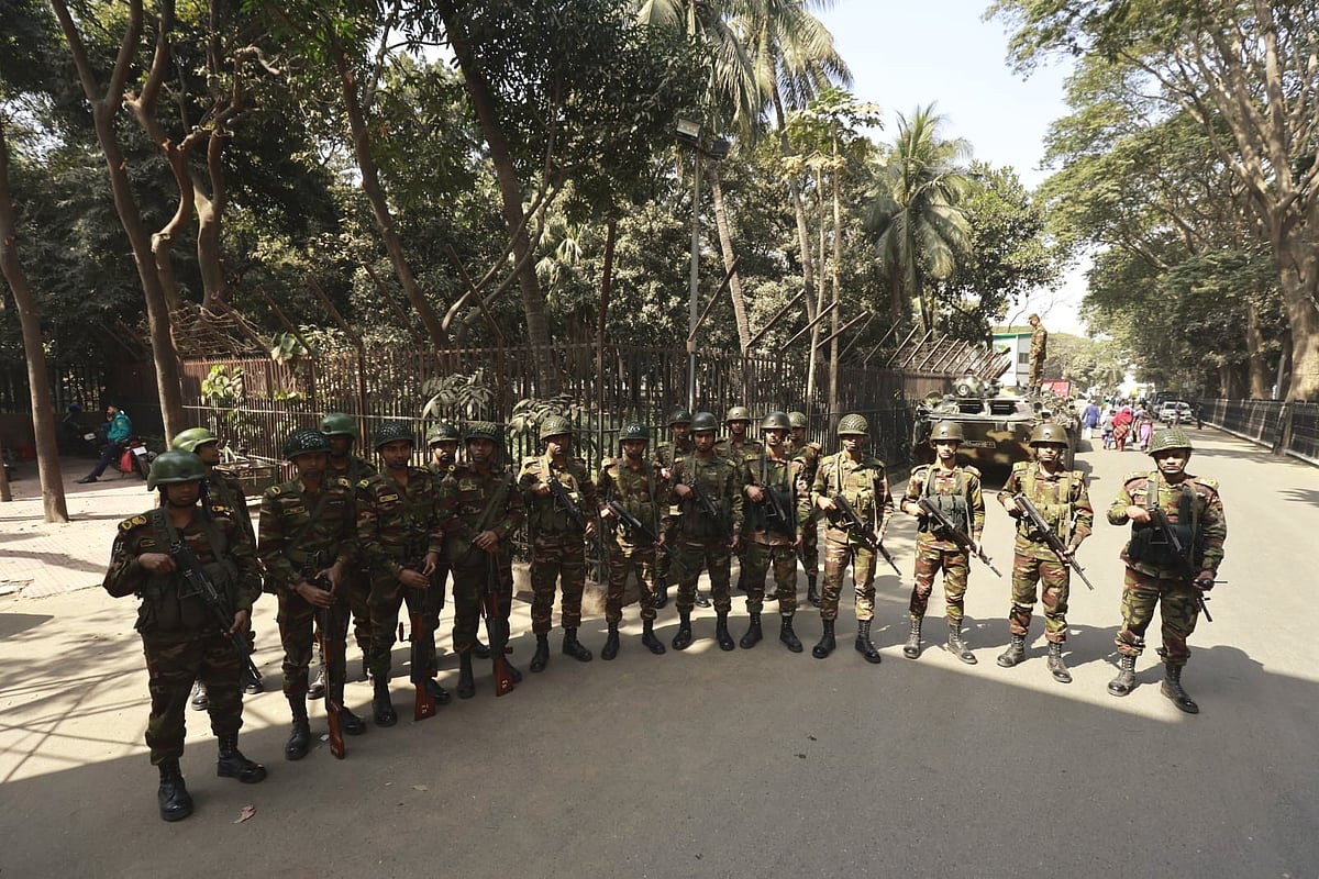 সুপ্রিম কোর্ট এলাকায় আজ শনিবার সকাল থেকে সেনাবাহিনী, পুলিশ ও র‍্যাবের অবস্থান দেখা গেছে