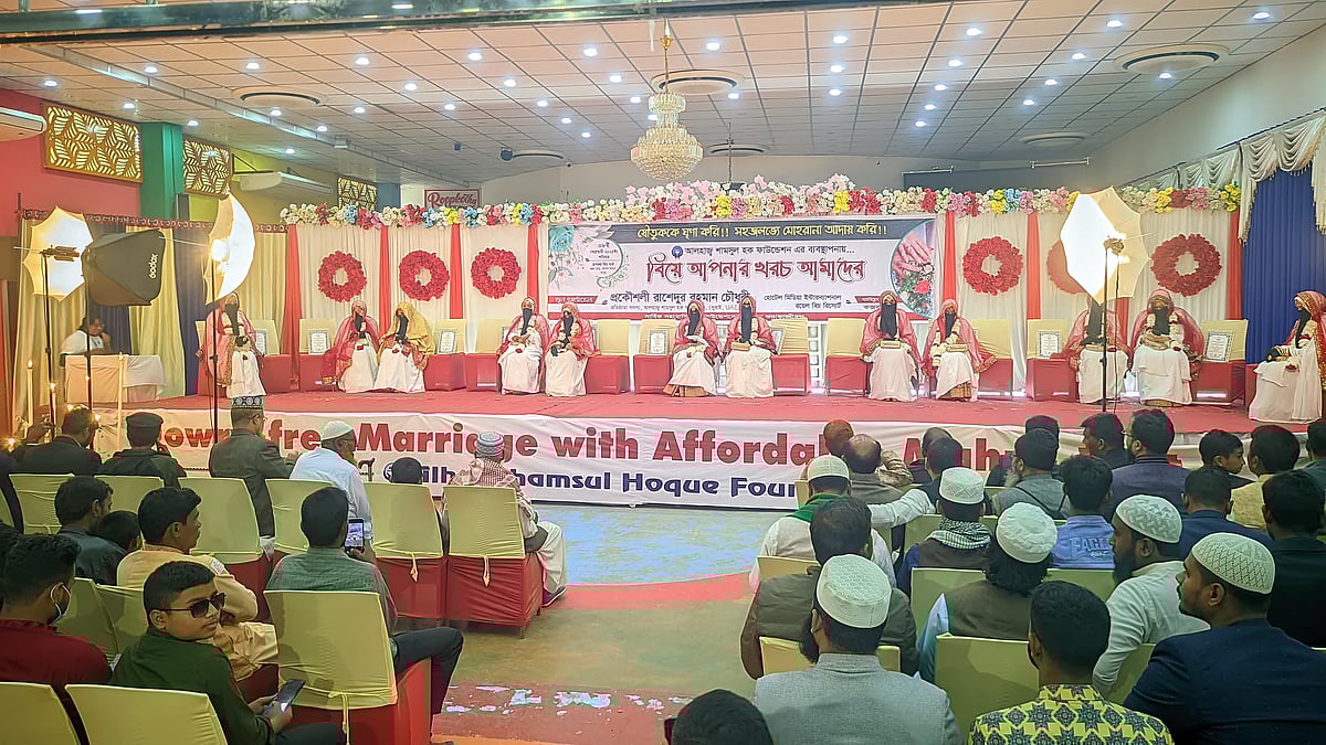 রংপুরে কামালকাছনা এলাকায় একটি কমিউনিটি সেন্টারে শামসুল হক ফাউন্ডেশনের উদ্যোগে ২৪ জন তরুণ–তরুণীকে বিয়ে দেওয়া হয়