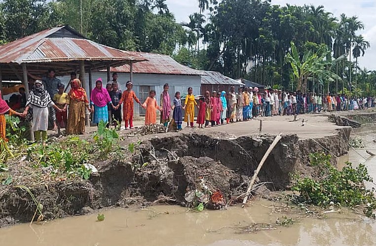 কুড়িগ্রামে তিস্তা নদীর ভাঙনে নিঃস্ব পরিবারগুলো নদী ভাঙন রোধের দাবি জানিয়ে মানববন্ধন। রাজারহাট উপজেলার ঘড়িয়ালডাঙ্গা ইউনিয়নে তিস্তাপাড় থেকে তোলা