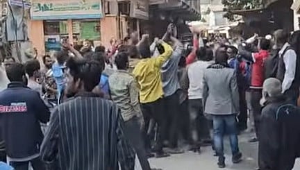 বিএনপির দলীয় কার্যালয়ে প্রবেশ করা নিয়ে দুই পক্ষের সংঘর্ষ। আজ বেলা দুইটার দিকে শাহজাদপুর পৌরসভার মনিরামপুর সুপার মার্কেট এলাকায়।