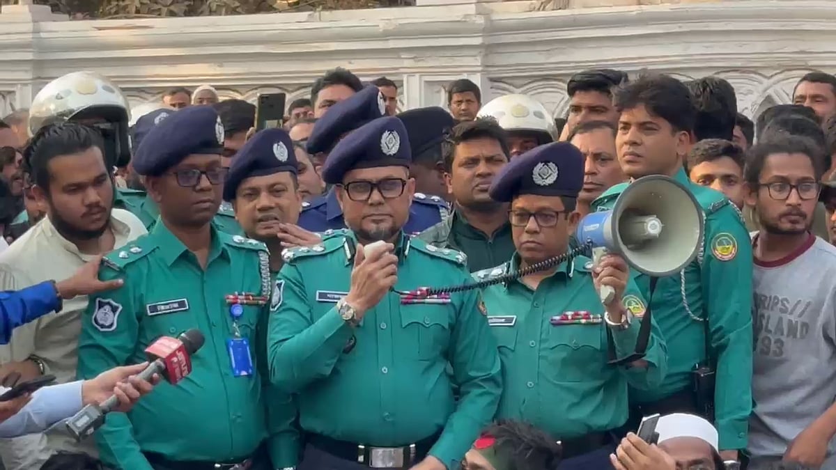 গাজীপুর শহরের রাজবাড়ী সড়কে বৈষম্যবিরোধী ছাত্র আন্দোলনের বিক্ষোভ কর্মসূচিতে গিয়ে কথা বলেন মহানগর পুলিশের কমিশনার নাজমুল করিম খান। শনিবার বিকেলে