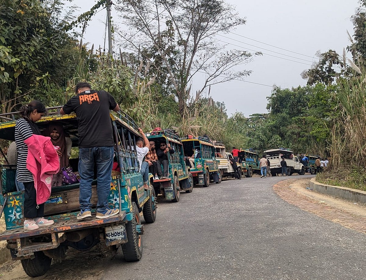 পর্যটকদের গাড়িবহর। গতকাল সাজেক-বাঘাইহাট সড়কের মাচালং বাজার এলাকায়