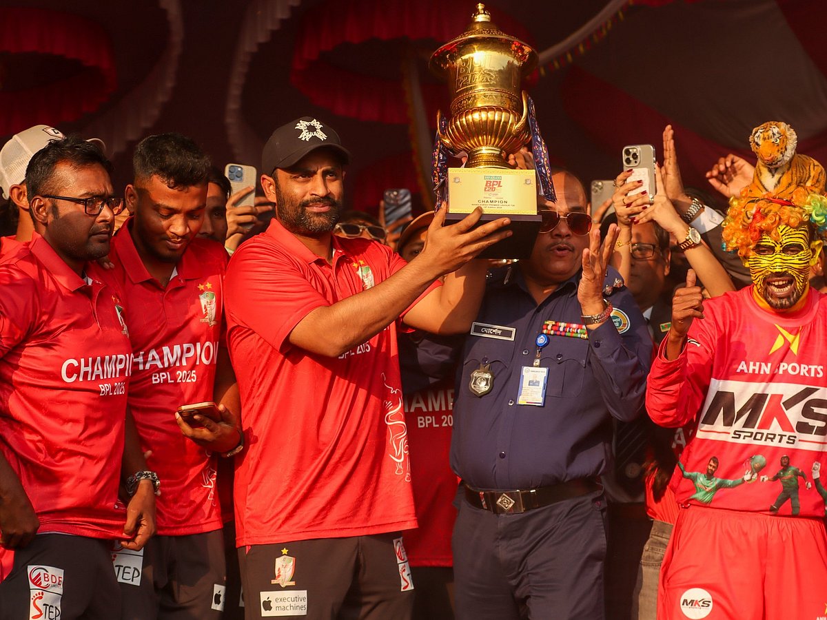 বরিশালে ট্রফি হাতে অধিনায়ক তামিম ইকবাল