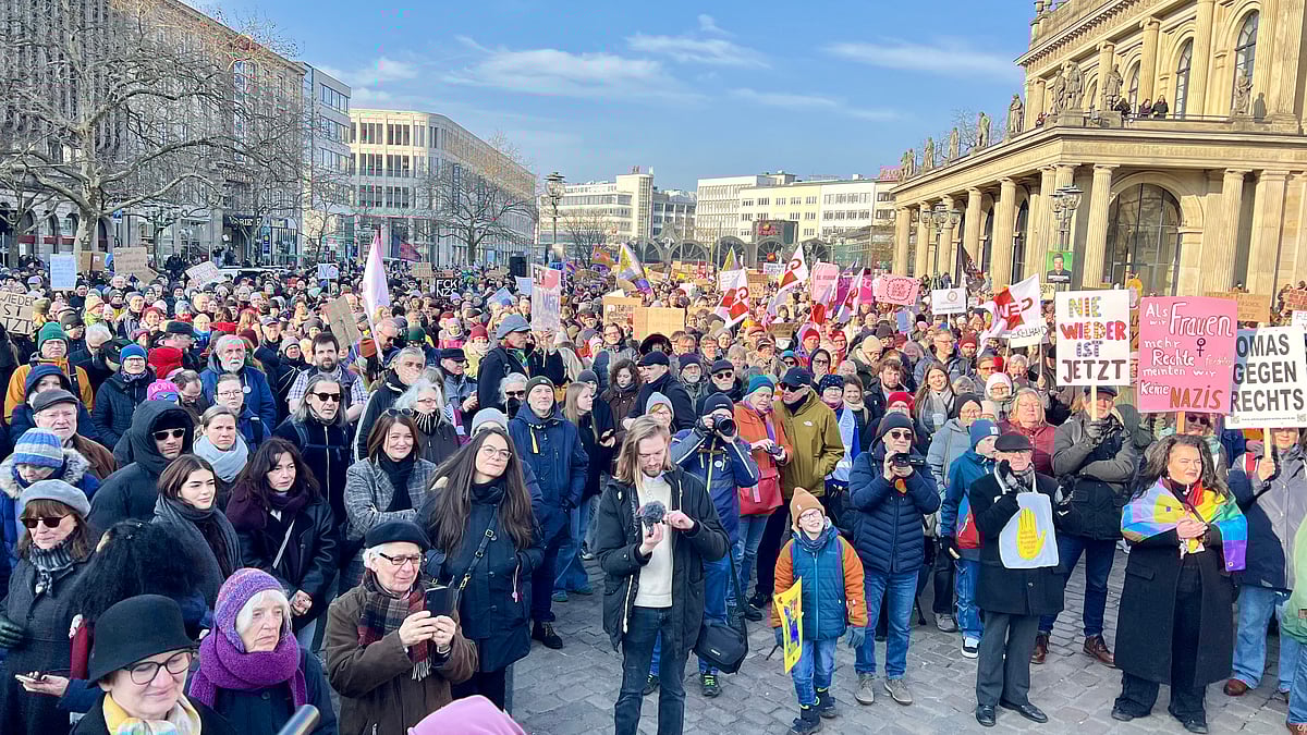 জার্মানির হ্যানোভার শহরের কেন্দ্রস্থল ওপারন স্কয়ারে অনুষ্ঠিত বিক্ষোভ