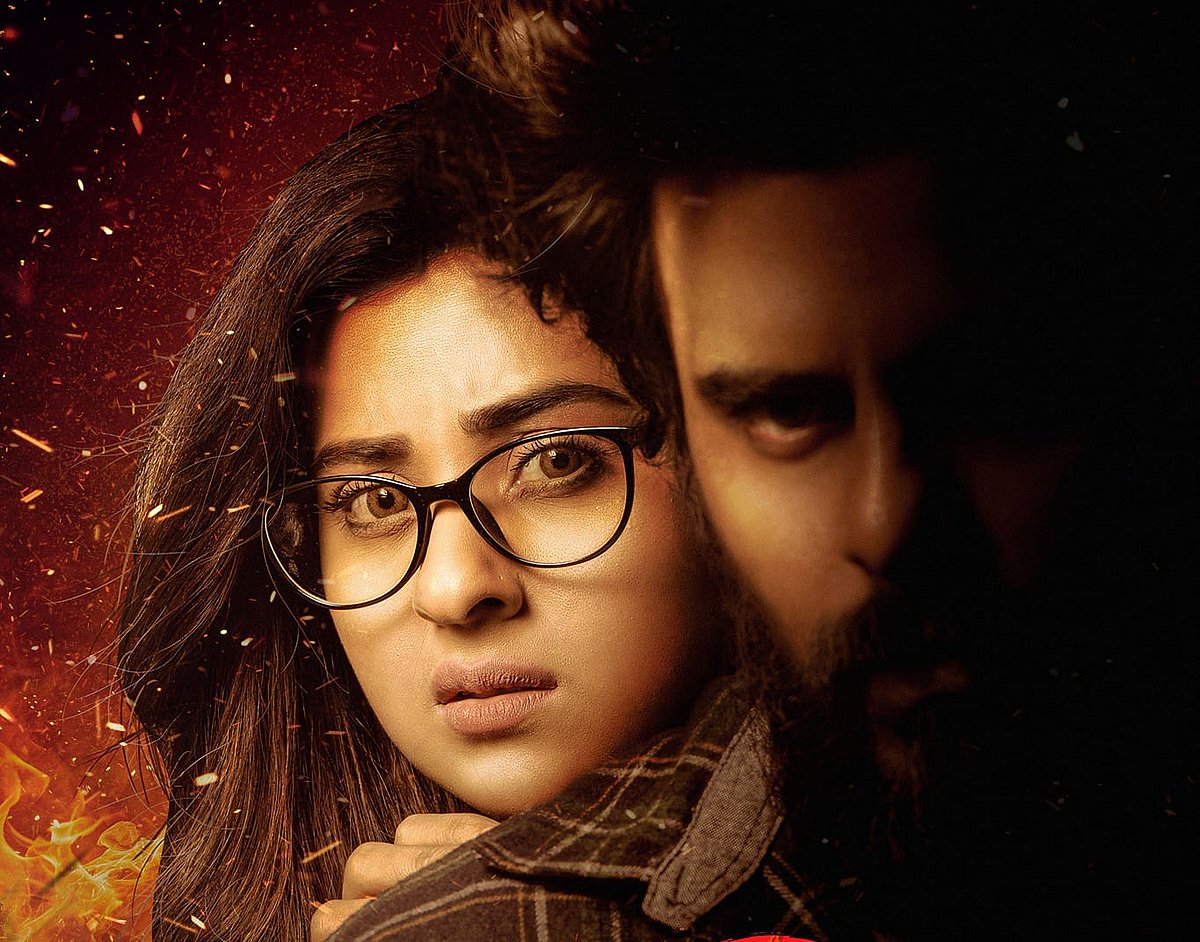 ‘জংলি’র পোস্টারে বুবলী ও সিয়াম।