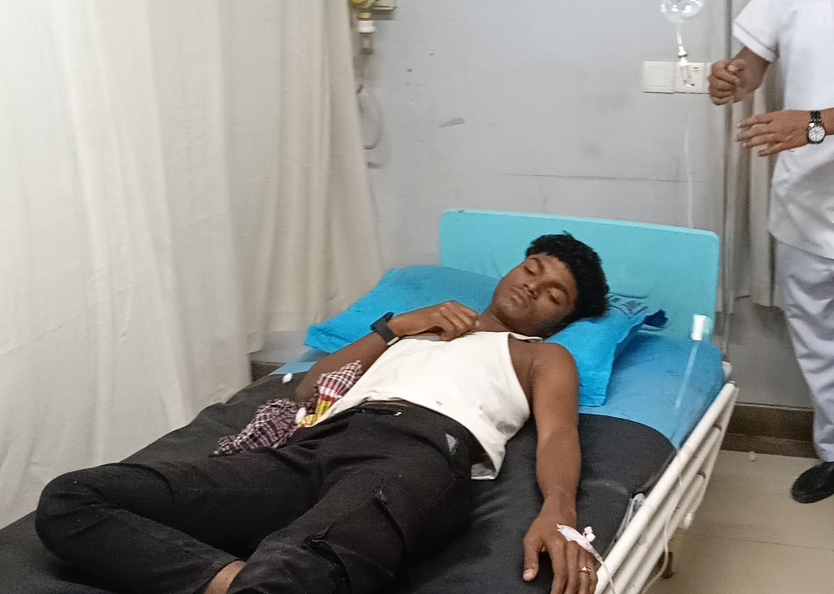 ঢাকার সাভারে ঝুট ব্যবসার নিয়ন্ত্রণ নিয়ে সংঘর্ষে গুলিবিদ্ধ কাপ্তান মিয়াকে (১৬) আশুলিয়ার নারী ও শিশু হাসপাতালে চিকিৎসা দেওয়া হয়। আজ রোববার দুপুরে তোলা