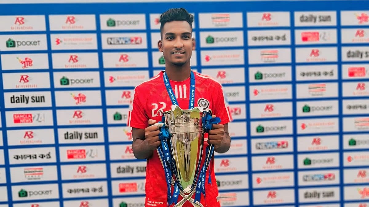 ফুটবলার সাকিব আল হাসান গোলকিপিং করে থাকেন।