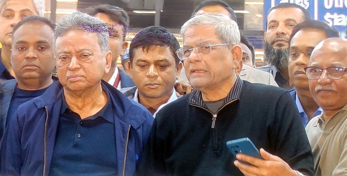 বিএনপির মহাসচিব মির্জা ফখরুল ইসলাম আলমগীর যুক্তরাষ্ট্র থেকে দেশে ফিরে হজরত শাহজালাল আন্তর্জাতিক বিমানবন্দরে সাংবাদিকদের সঙ্গে কথা বলেন। ঢাকা, ৯ ফেব্রুয়ারি