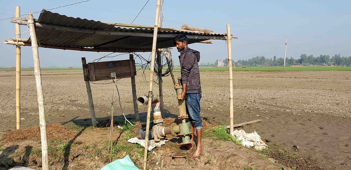 সেচযন্ত্র বিকল করে দিয়েছে প্রতিপক্ষ। ফলে আশপাশের জমি অনাবাদি পড়ে আছে। গতকাল শনিবার সকাল ১০টার দিকে নাটোরের সিংড়া উপজেলার বেড়বাড়ি উত্তর মাঠে