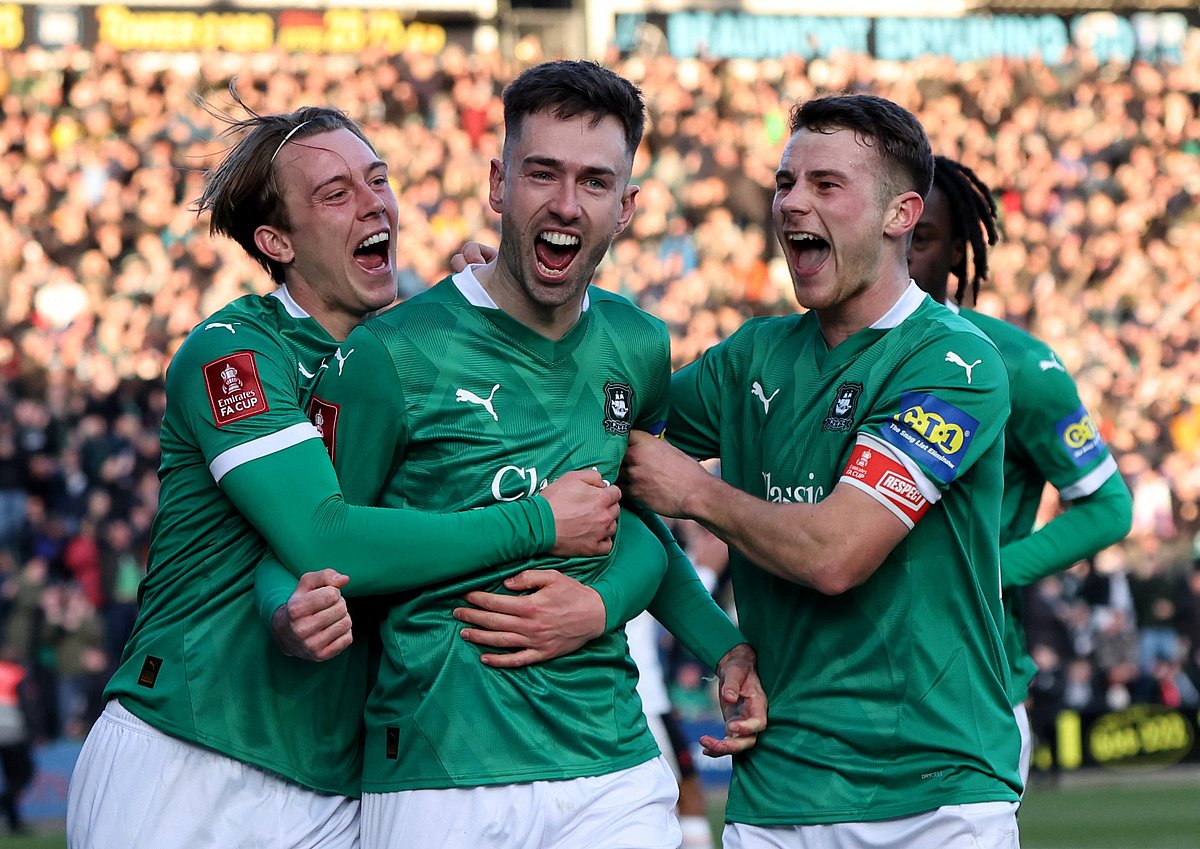 পেনাল্টি গোলে প্লিমাউথকে এগিয়ে নেওয়ার পর রায়ান হার্ডির (মাঝে) উদ্‌যাপন। এই গোলটিই লিভারপুলকে বিদায় করে দিয়েছে