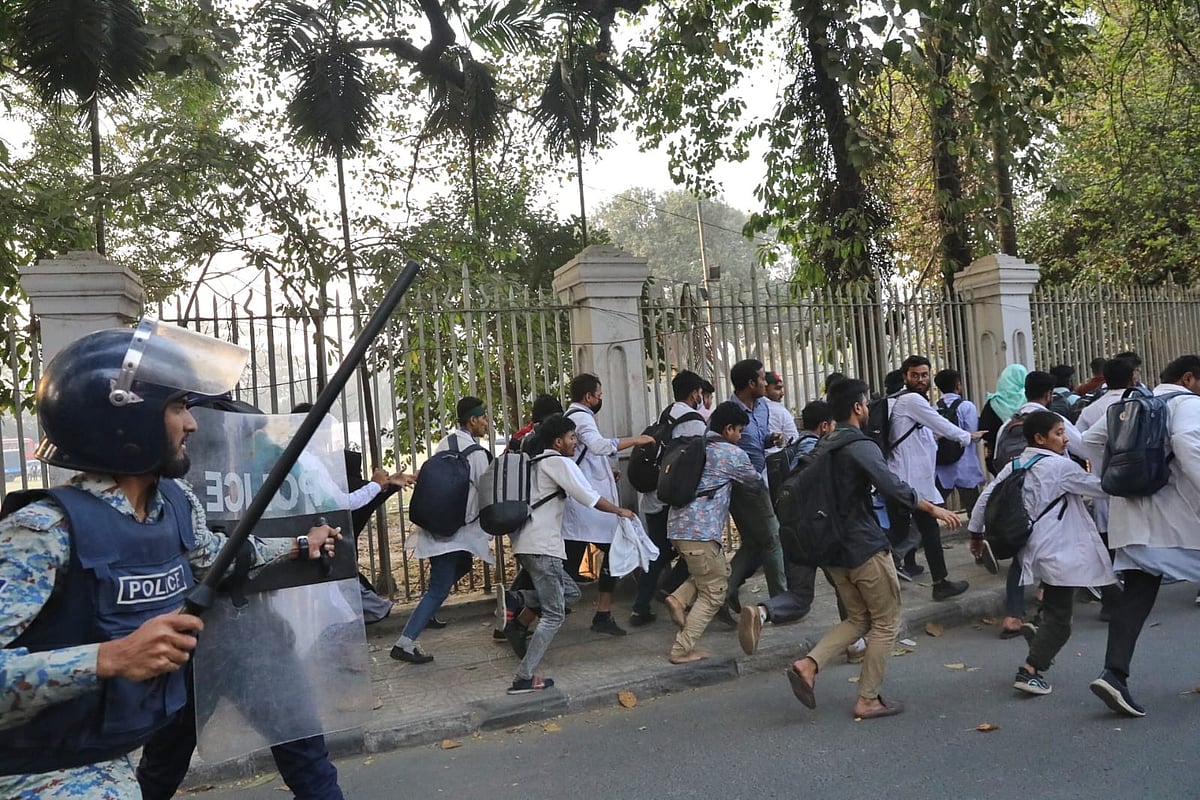 মেডিকেল অ্যাসিস্ট্যান্ট ট্রেনিং স্কুলের (ম্যাটস) শিক্ষার্থীদের লাঠিপেটা করে ছত্রভঙ্গ করে দিয়েছে পুলিশ। ঢাকা, ৯ ফেব্রুয়ারি