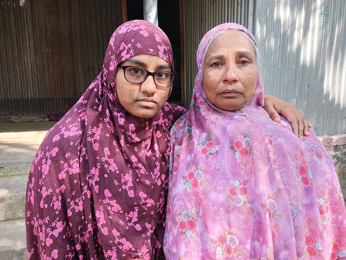 মায়ের সঙ্গে মেধাবী প্রিয়া খাতুন। গতকাল শনিবার রাজবাড়ী নিজ বাড়িতে