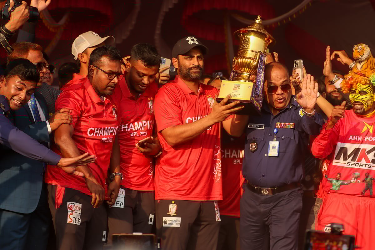 দর্শকদের ঠেলাঠেলি আর বিশৃঙ্খলার মধ্যেই মঞ্চে উঠে ট্রফি উচিয়ে ধরেন ফরচুন বরিশালের অধিনায়ক তামিম ইকবাল। আজ রোববার বিকেলে বরিশাল নগরের ঐতিহাসিক বেলস পার্কে