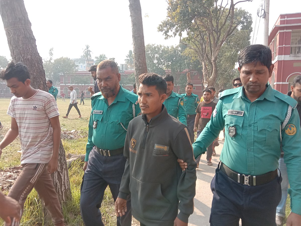 রাজশাহী কলেজ থেকে আতিকুর রহমান নামে ছাত্রলীগের এক কর্মীকে পুলিশে সোপর্দ করেছেন একদল শিক্ষার্থী। আজ রোববার বিকেলে