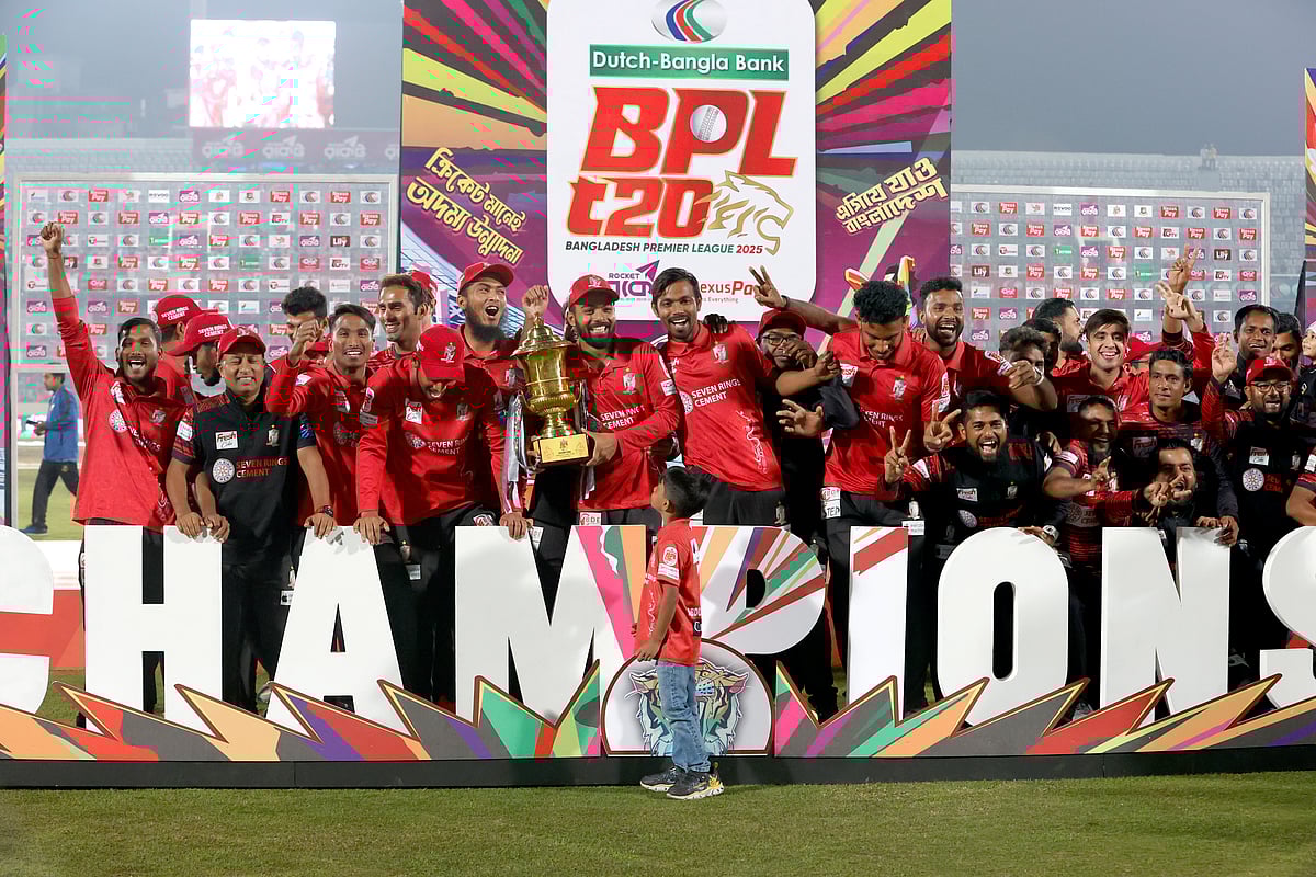 বরিশালের হাতে বিপিএল ট্রফি