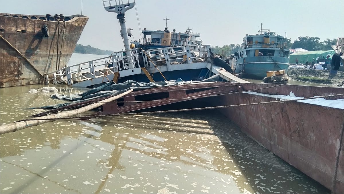 যশোরের অভয়নগর উপজেলার শুভরাড়া খেয়াঘাট এলাকায় ভৈরব নদে আজ রোববার ভোর পাঁচটার দিকে ইউরিয়া সারবোঝাই কার্গো জাহাজ এমভি সেভেন সিজ-৪ ডুবে গেছে। আজ দুপুরে তোলা ছবি