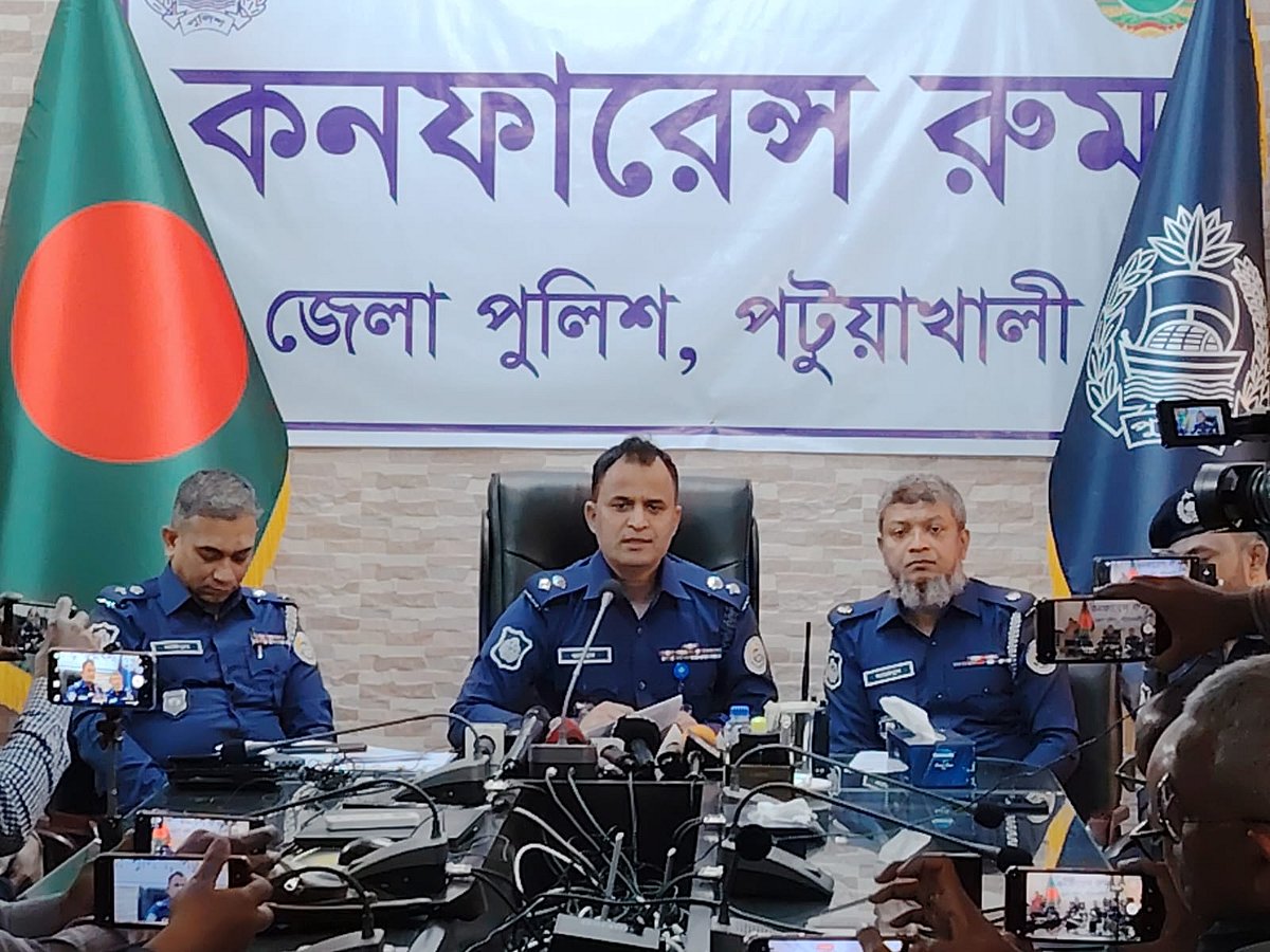 ছাত্র অধিকার পরিষদের নেতা রবিউল আউয়ালকে উদ্ধারের বিষয়ে পুলিশের সংবাদ সম্মেলন। আজ রোববার বিকেলে পটুয়াখালীর পুলিশ সুপারের কার্যালয়ে