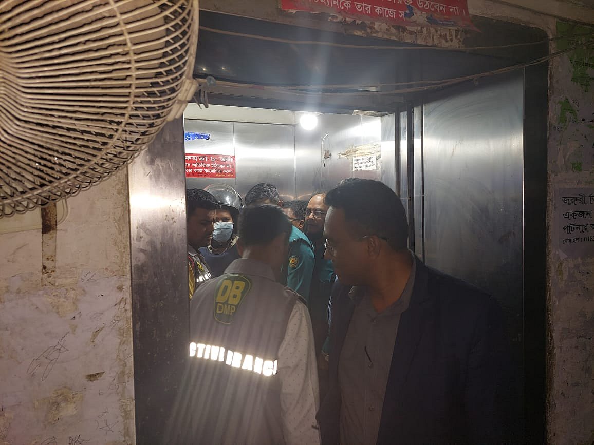 ডিএমপির সাবেক যুগ্ম কমিশনার শহীদুল্লাহকে আজ রোববার ঢাকার আদালতে হাজির করে পুলিশ