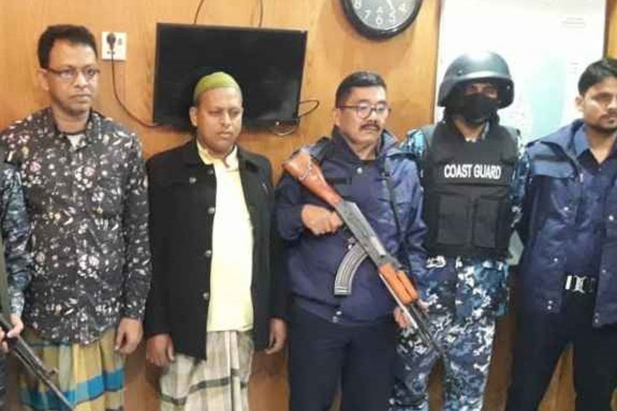 যৌথ বাহিনীর অভিযানে গ্রেপ্তার ব্যক্তিদের দুজন। গতকাল শনিবার রাতে হাতিয়া থানায়