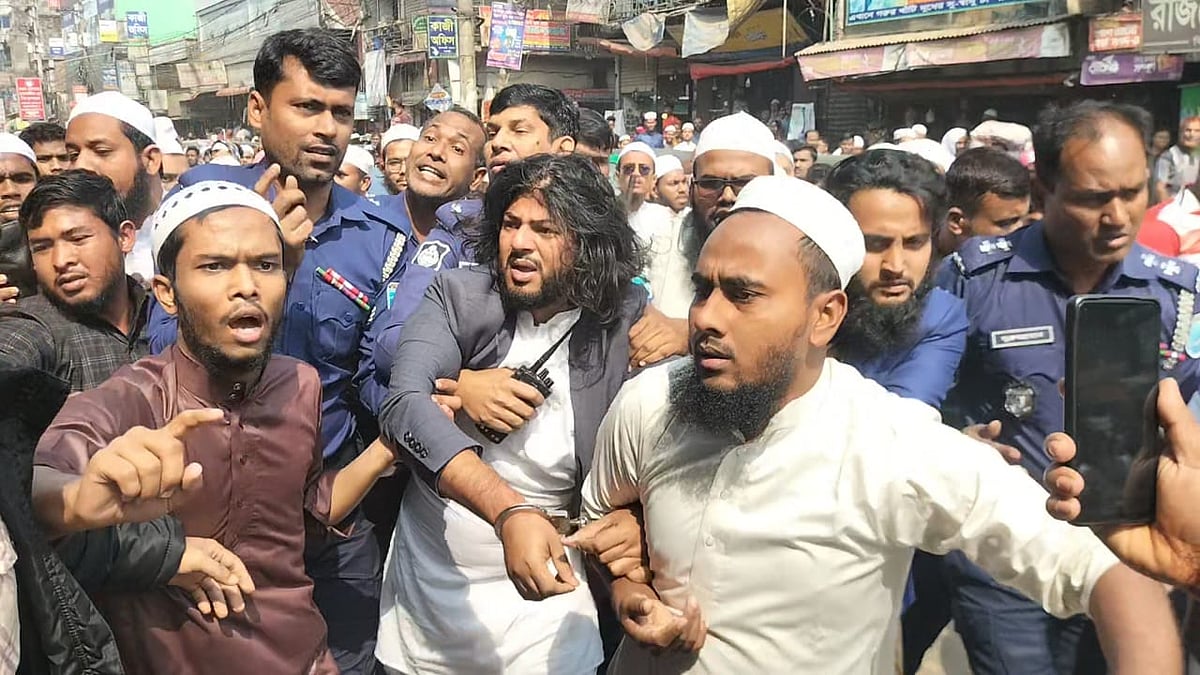 গাজীপুরের শ্রীপুরে কথিত সাধক মনির শাহকে পিটুনি দিয়ে পুলিশে দিয়েছেন একদল উত্তেজিত লোক। আজ রোববার বেলা ১১টার দিকে শ্রীপুরের মাওনা চৌরাস্তায়