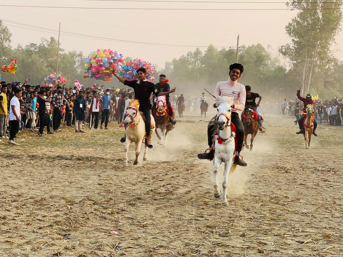 চট্টগ্রামের লোহাগাড়া উপজেলার আমিরাবাদ ইউনিয়নের সুখছড়ি গ্রামের সভার বিলে ঘোড়দৌড় প্রতিযোগিতা। গতকাল বিকেলে