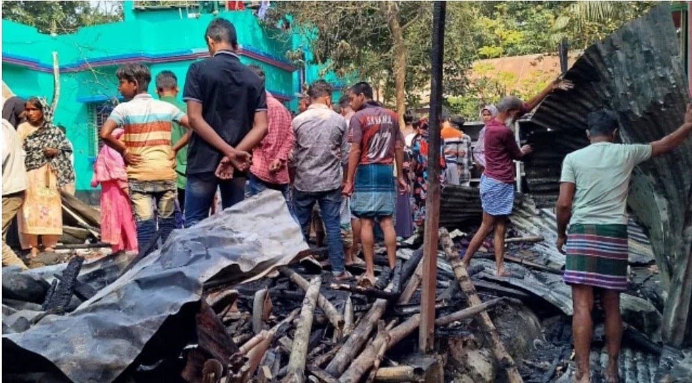 অগ্নিকাণ্ডে টাকা, পাসপোর্টসহ বসতঘর পুড়ে গেছে। রোববার বিকেলে কুমিল্লার তিতাস উপজেলার দক্ষিণ আকালিয়া গ্রামে