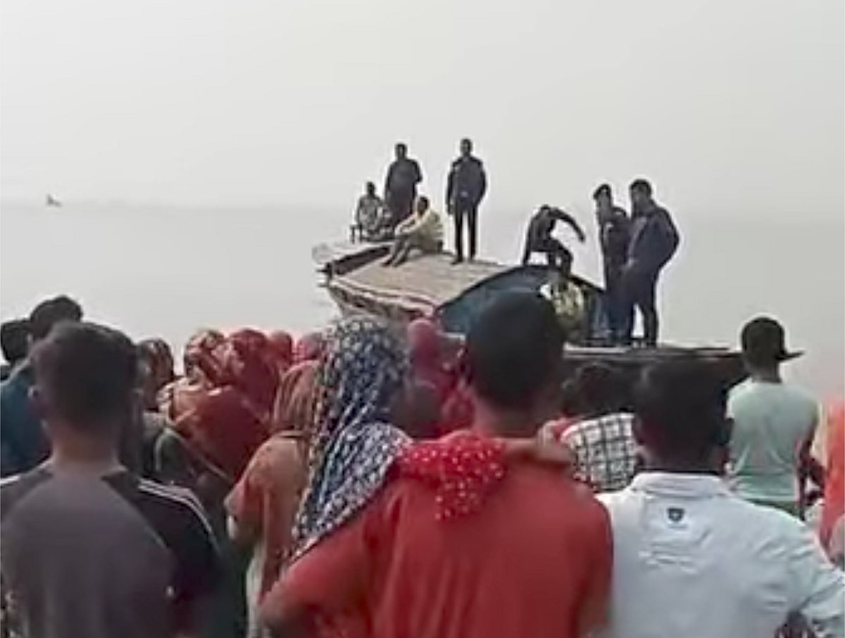 নৌ পুলিশের সামনে দুটি নৌকায় ডাকাতির ঘটনায় পুলিশ সদস্যদের বহনকারী নৌকাটি আটক করে স্থানীয় লোকজন। রোববার দুপুরে কুড়িগ্রামের চিলমারী উপজেলার কড়াইবরিশাল এলাকায়