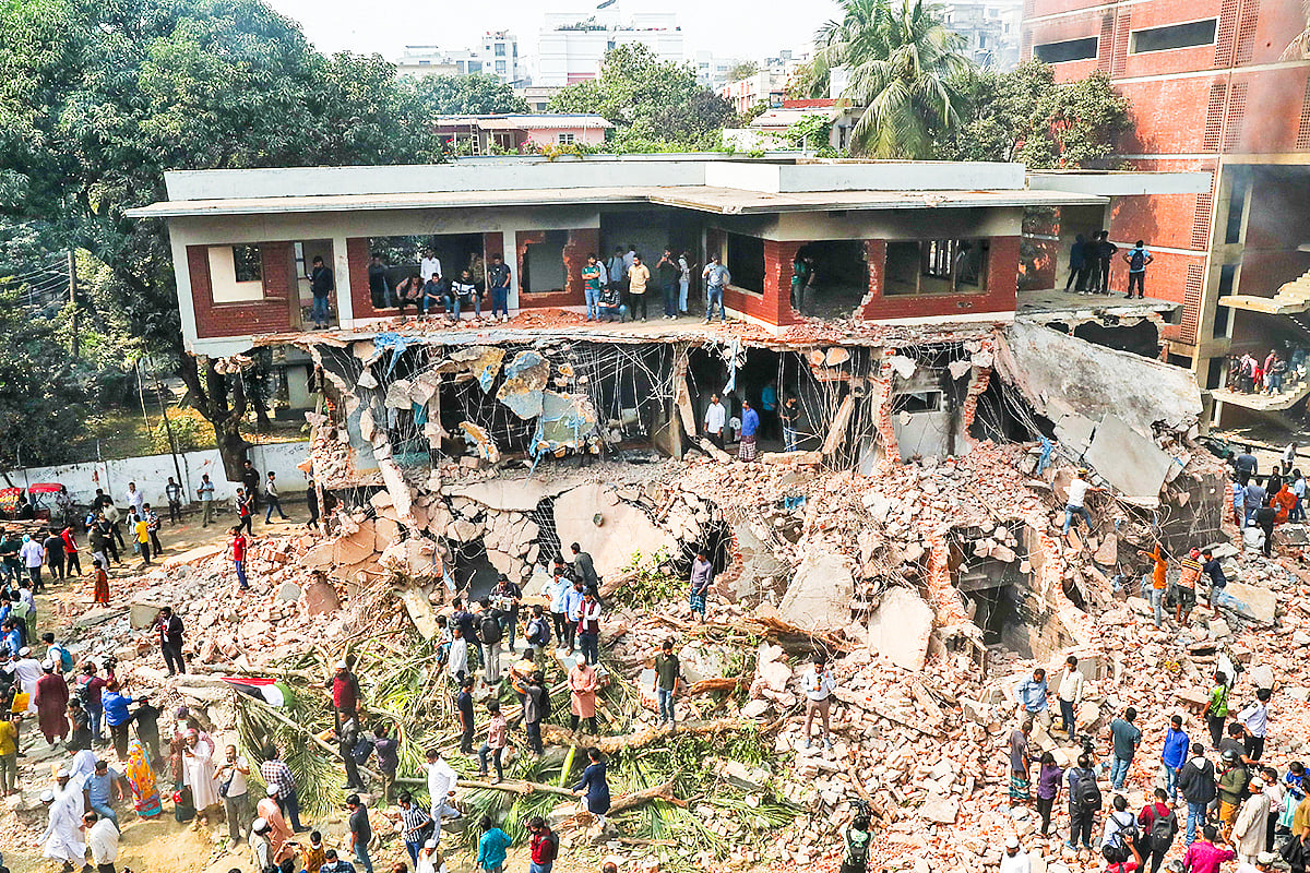 ধানমন্ডি–৩২ নম্বরে শেখ মুজিবুর রহমানের বাড়ি বুলডোজার দিয়ে ভেঙে ফেলা হয়