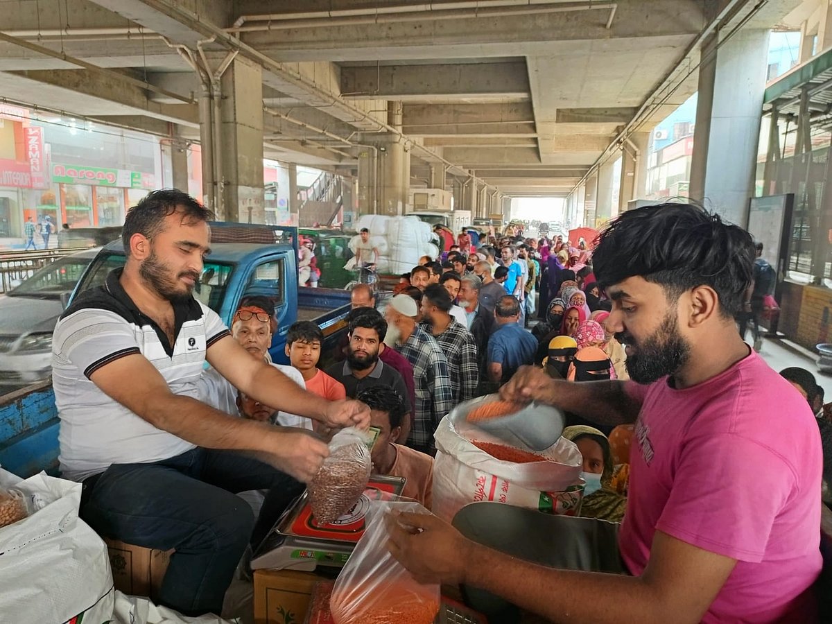 টিসিবির ট্রাক থেকে পণ্য কিনছেন একজন ক্রেতা। আজ রাজধানীর মিরপুরের কাজীপাড়া মেট্রোরেল স্টেশনের নিচের সড়কে