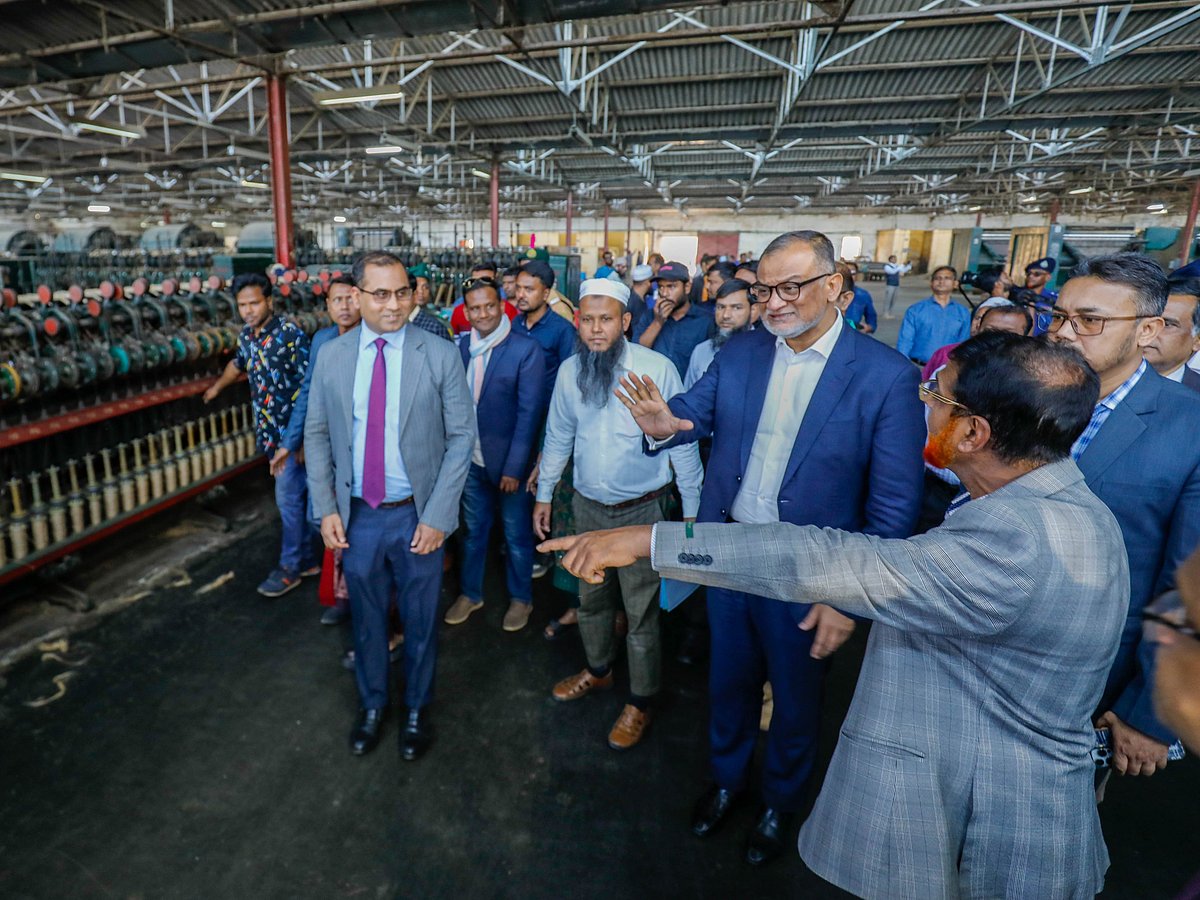 খুলনায় বেসরকারি ব্যবস্থাপনায় পরিচালিত বাংলাদেশ পাটকল করপোরেশনের দৌলতপুর জুট মিলের উৎপাদন কার্যক্রম পরিদর্শনের সময় বাণিজ্য, বস্ত্র ও পাট মন্ত্রণালয়ের উপদেষ্টা শেখ বশিরউদ্দীন। আজ দুপুরে