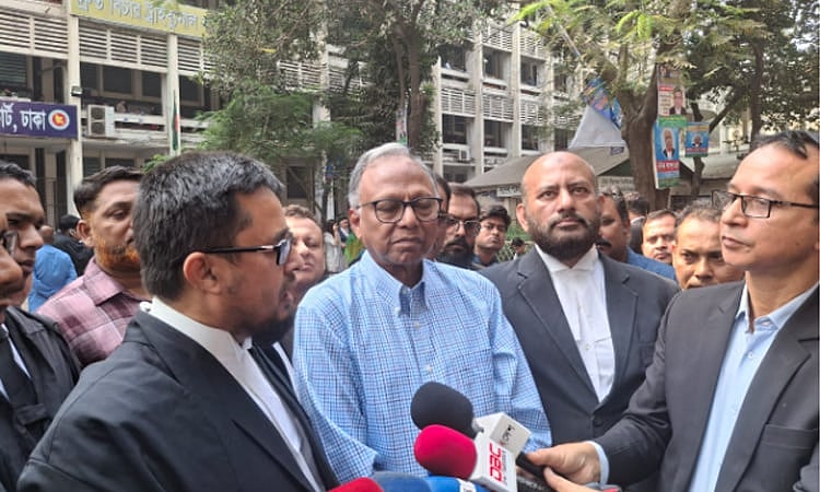 দৈনিক আমার দেশ পত্রিকার সম্পাদক মাহমুদুর রহমান (মাঝে)