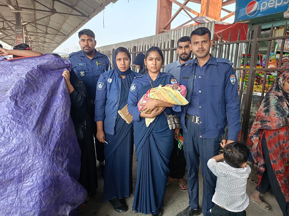 রেলওয়ে পুলিশের সার্বিক সহায়তায় প্ল্যাটফর্মে অন্তঃসত্ত্বা নারীর প্রসবের ব্যবস্থা করা হয়