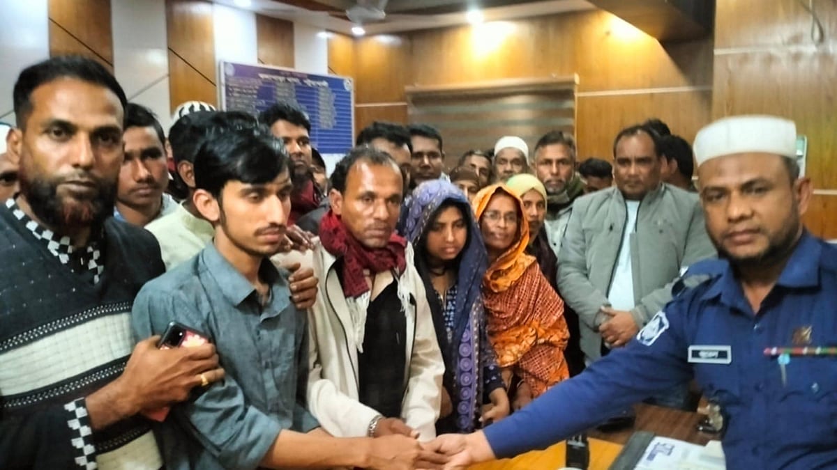 পটুয়াখালীর কলাপাড়া থানায় গতকাল রোববার রাতে রবিউল আউয়ালকে পরিবারের কাছে তুলে দেওয়া হয়