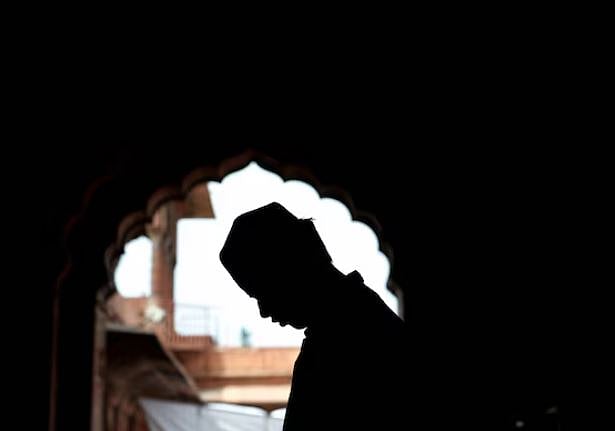 দিল্লি জামে মসজিদে নামাজ আদায় করছেন এক ব্যক্তি