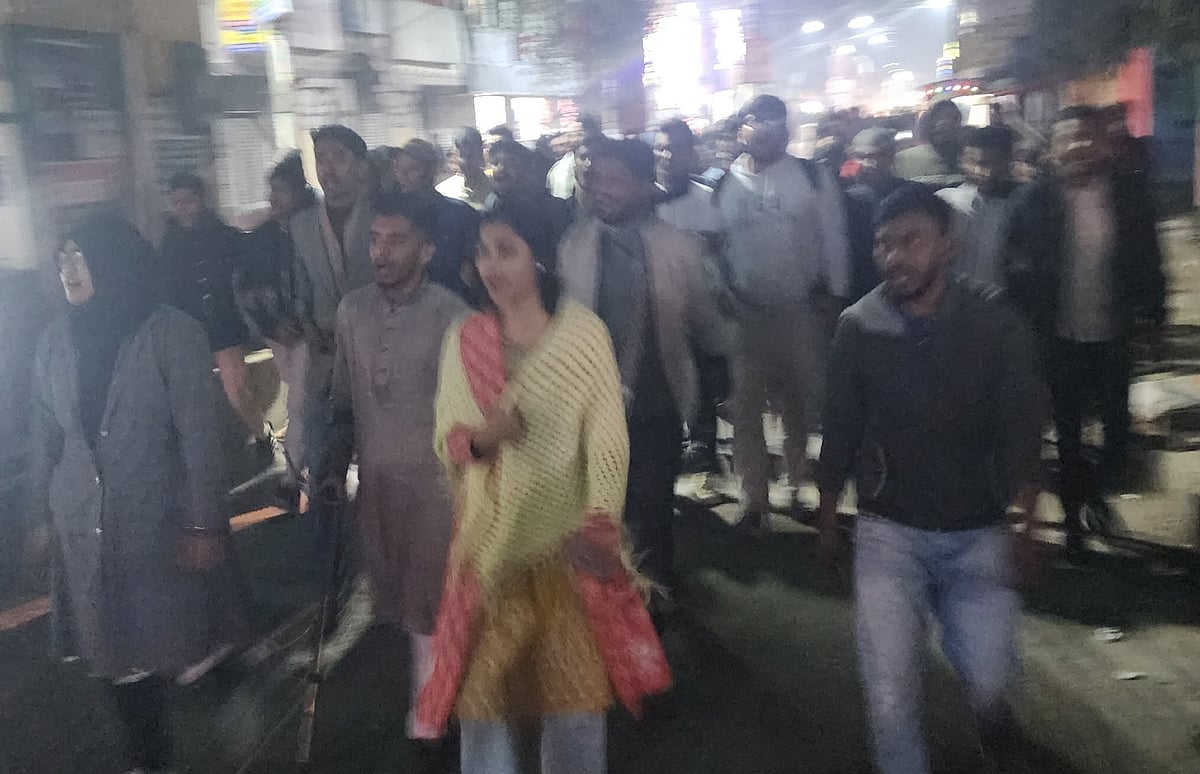 সিরাজগঞ্জে আন্দোলনের মুখে স্থগিত হওয়া বৈষম্যবিরোধী ছাত্র আন্দোলনের জেলা কমিটি বহালের দাবিতে বিক্ষোভ। সোমবার রাত ১০টার দিকে সিরাজগঞ্জ শহরের মুক্তির সোপান এলাকায়