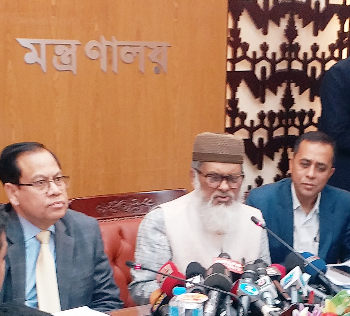 আজ সোমবার দুপুরে সচিবালয়ে এক সংবাদ সম্মেলনে ধর্ম উপদেষ্টা আ ফ ম খালিদ হোসেন বক্তব্য দেন