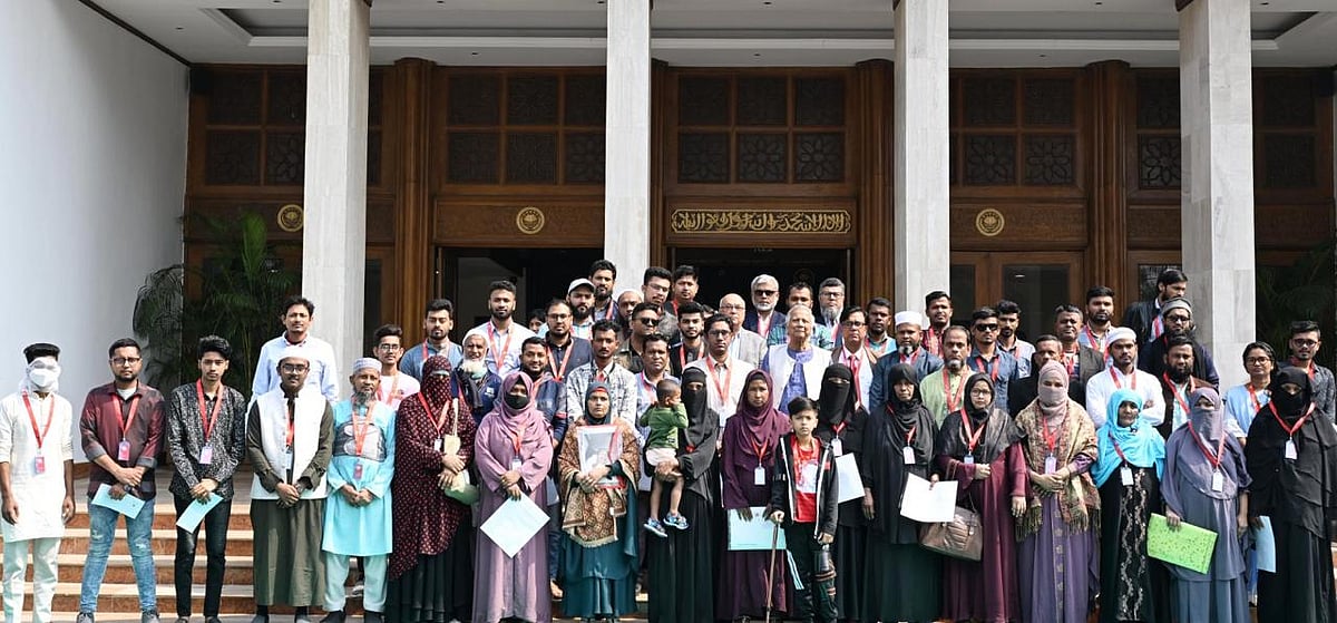 জুলাই গণ-অভ্যুত্থানের ২১টি শহীদ পরিবার ও আহত ৭ ব্যক্তির মধ্যে আজ সোমবার রাষ্ট্রীয়ভাবে আর্থিক সহায়তার চেক হস্তান্তর করা হয়েছে। এর মধ্য দিয়ে এই সহায়তা কার্যক্রমের আনুষ্ঠানিক উদ্বোধন করেন প্রধান উপদেষ্টা অধ্যাপক মুহাম্মদ ইউনূস