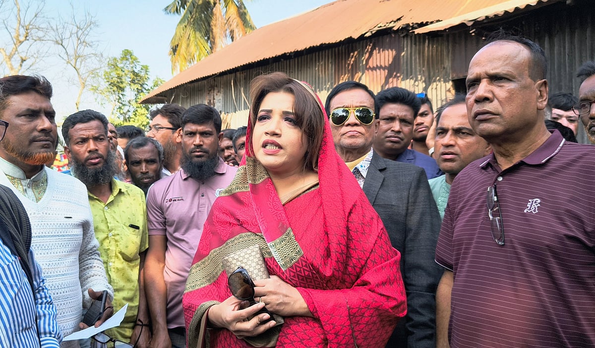 ফরিদপুরের সালথা উপজেলার ভাওয়াল এলাকায় অগ্নিকাণ্ডে ক্ষতিগ্রস্তদের খোঁজ নিতে যান শামা ওবায়েদ। সোমবার দুপুরে