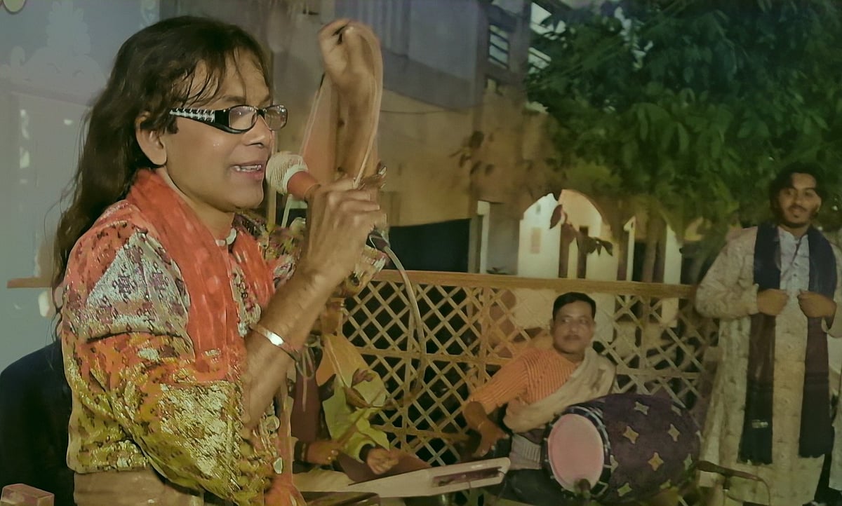 রাত সাড়ে নয়টায় মঞ্চে এসে টানা দুই ঘণ্টা ‘কমলা রানির সাগর দিঘির পালা’র অংশবিশেষ শোনান ইসলাম উদ্দিন পালাকার