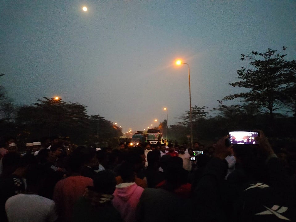 মহাসড়ক অবরোধের কারণে যানজটের সৃষ্টি হয়। আজ সোমবার সন্ধ্যায় যমুনা সেতুর পশ্চিম পাড়ে