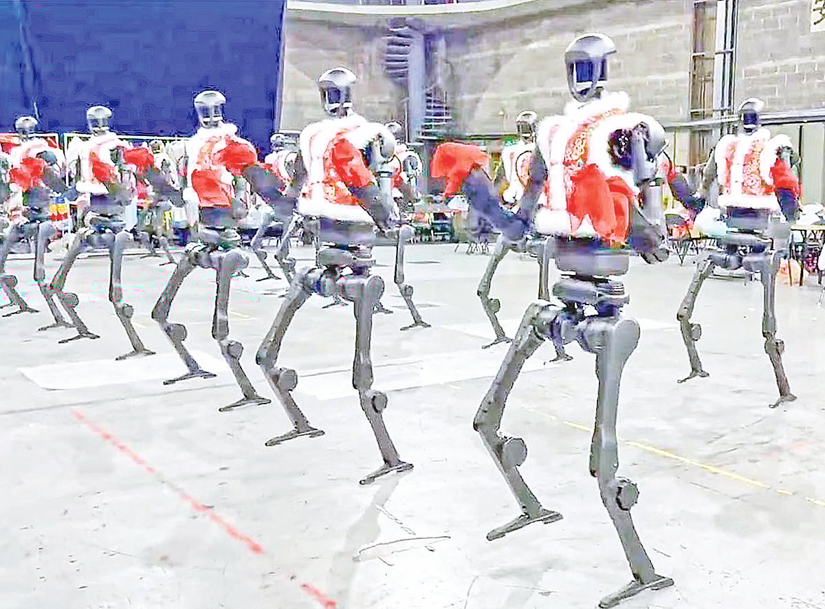 বাজনার তালে তালে রোবটের নৃত্য পরিবেশনা