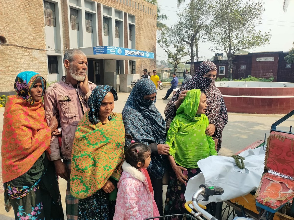 নিহত গৃহবধূ সাথী খাতুনের লাশের পাশে স্বজনদের আহাজারি। আজ সোমবার দুপুরে কুষ্টিয়ার কুমারখালী থানা চত্বরে