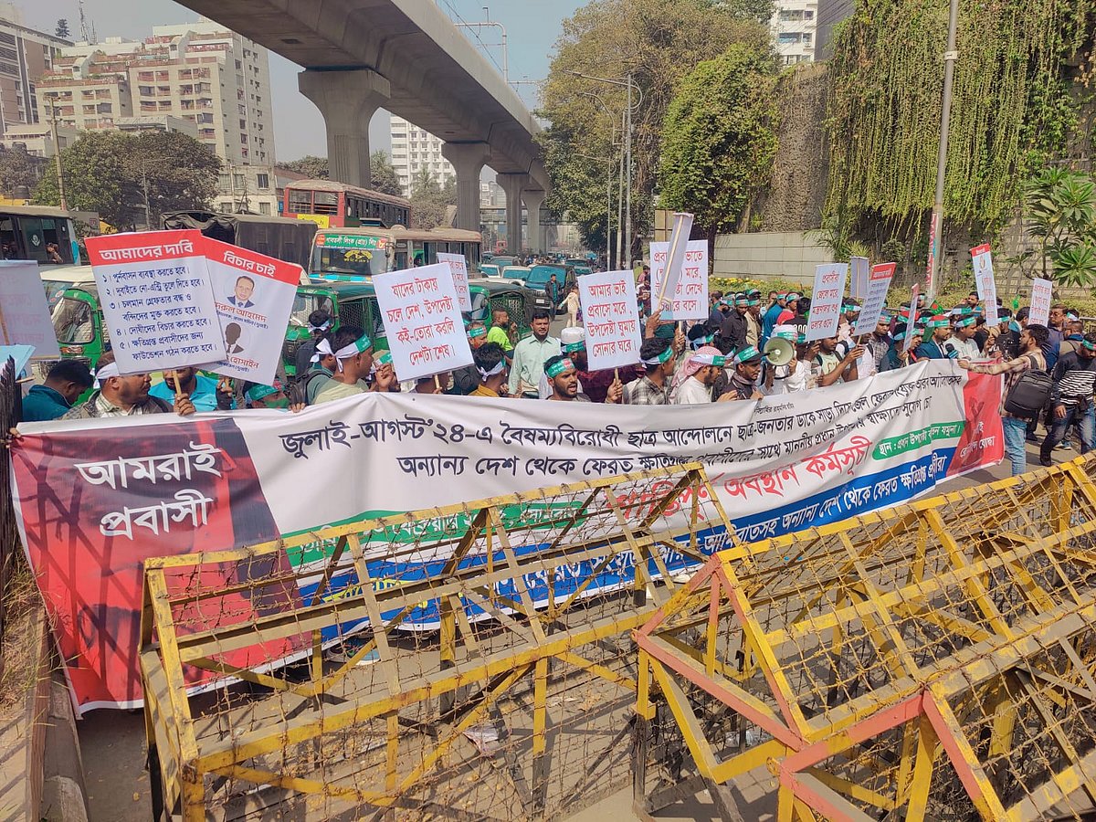 ছয় দফা দাবিতে আজ সোমবার বেলা দেড়টার দিকে রাজধানীর হোটেল ইন্টারকন্টিনেন্টালের কাছে টিঅ্যান্ডটি ভবনের সামনে বিক্ষোভ সমাবেশ করেন প্রবাসী শ্রমিকেরা