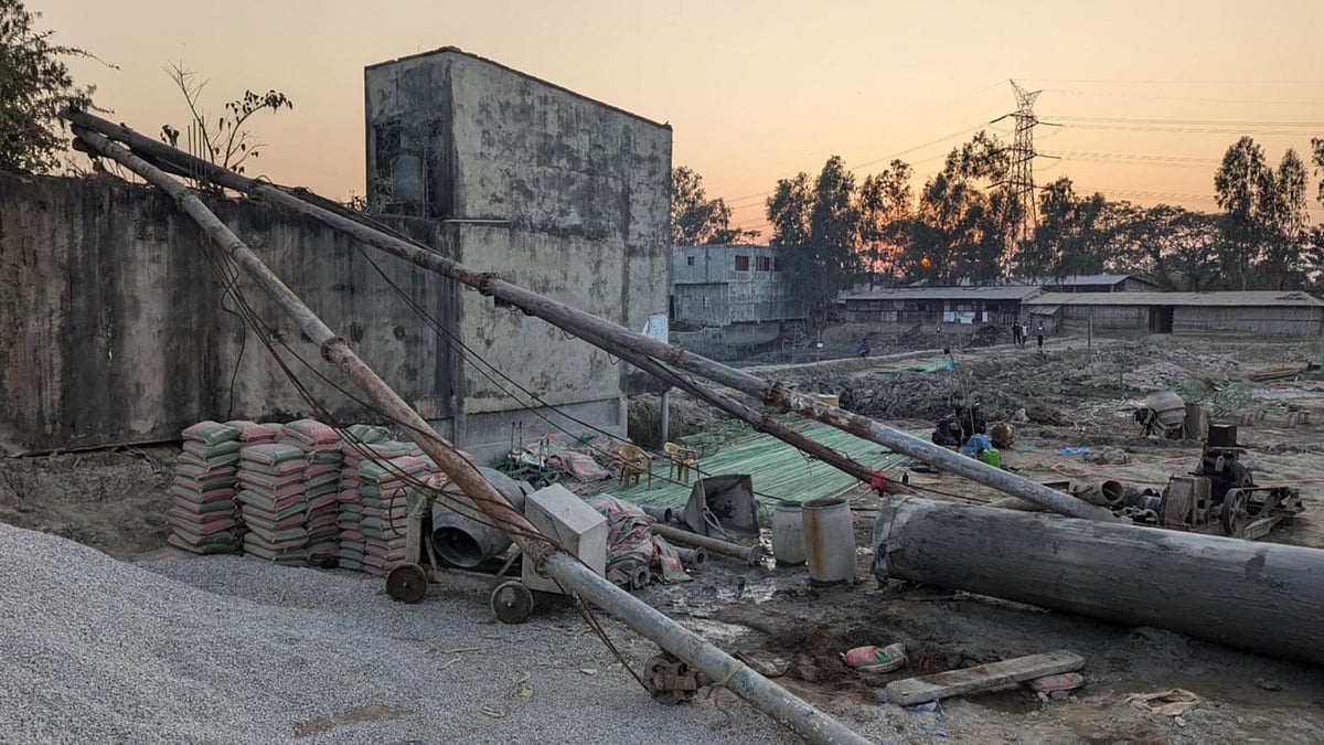 কক্সবাজারের পেকুয়া উপজেলার নোয়াখালীপাড়া-রাজাখালী সেতুর নির্মাণকাজের ভেঙে পড়া পাইলিং