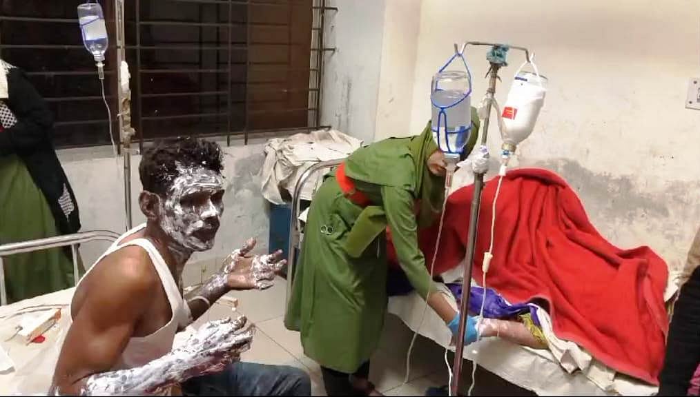 মাদারীপুরে গ্যাসের সিলিন্ডার বিস্ফোরণে আহত ৩ জনকে মাদারীপুর ২৫০ শয্যাবিশিষ্ট জেলা হাসপাতালে আনার পর। গতকাল রাতে