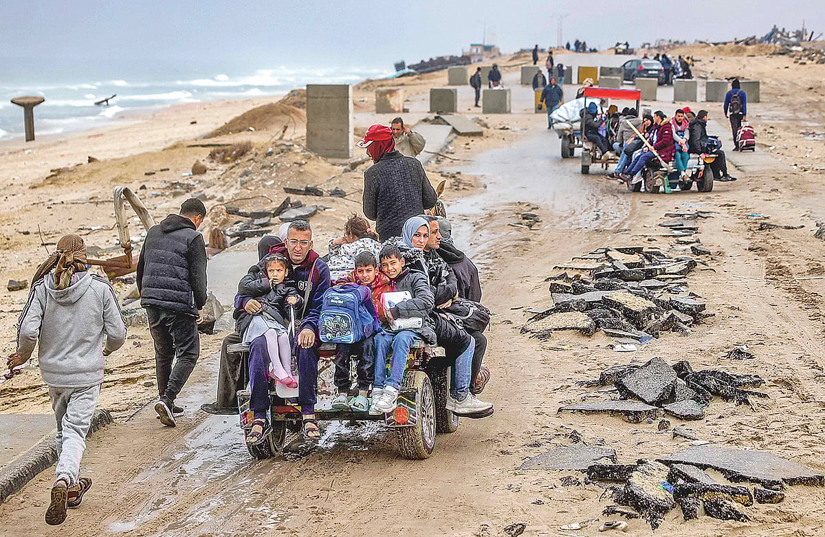 ধ্বংসযজ্ঞের মধ্য দিয়ে বাস্তুচ্যুত ফিলিস্তিনিরা ফিরছেন বাড়ি। আর গাজার এই উপকূল ঘিরে ট্রাম্প গড়তে চান তাঁর বিলাসবহুল পর্যটনকেন্দ্র। গতকাল উপত্যকাটির নুসেরিয়ায়