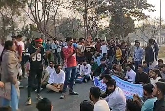 বৈষম্যবিরোধী ছাত্র আন্দোলনের কমিটি বাতিলের দাবিতে মহাসড়ক অবরোধ করে বিক্ষোভ। আজ সোমবার বিকেলে যমুনা সেতু পশ্চিম গোল চত্বরে