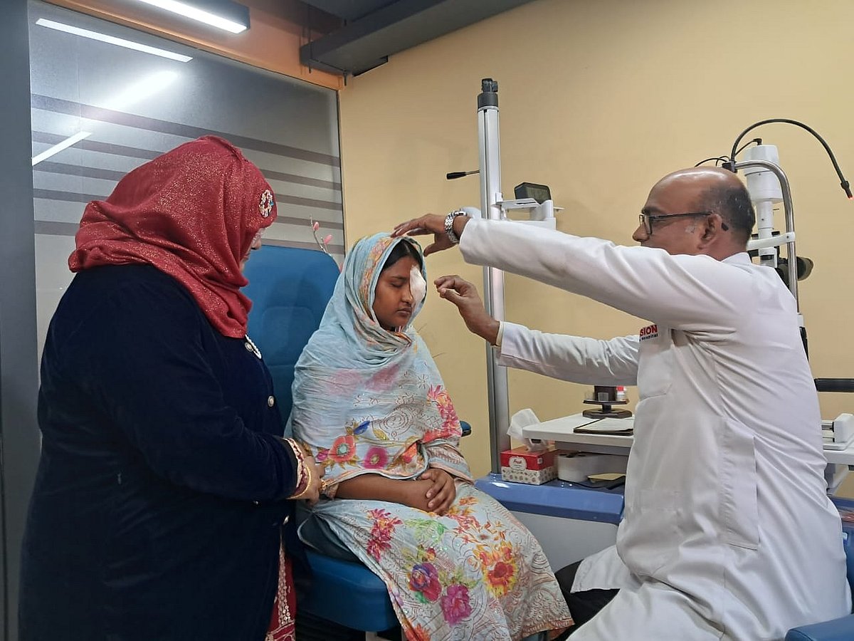 বিকেলে পারভীনের চোখের ব্যান্ডেজ খোলা হয়