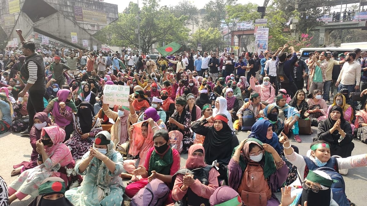 আজ সোমবার বেলা ১টার দিকে শাহবাগ মোড় অবরোধ করা হয়